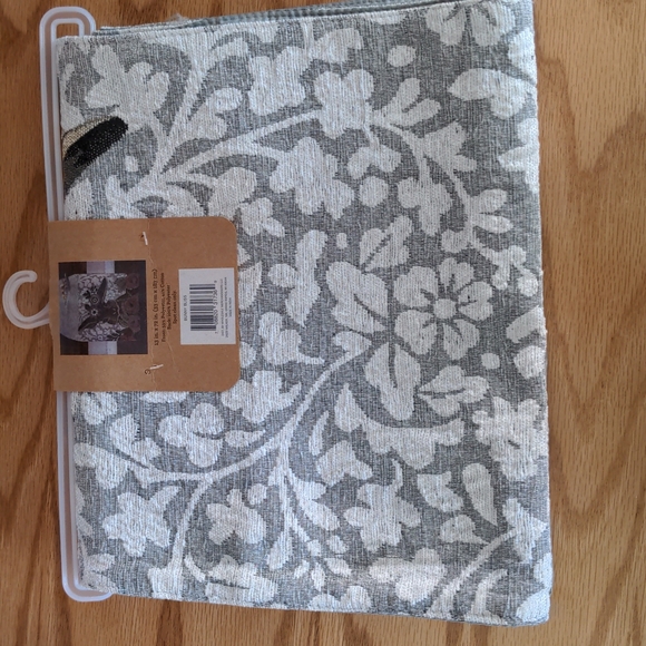 Table runner - Picture 2 of 2